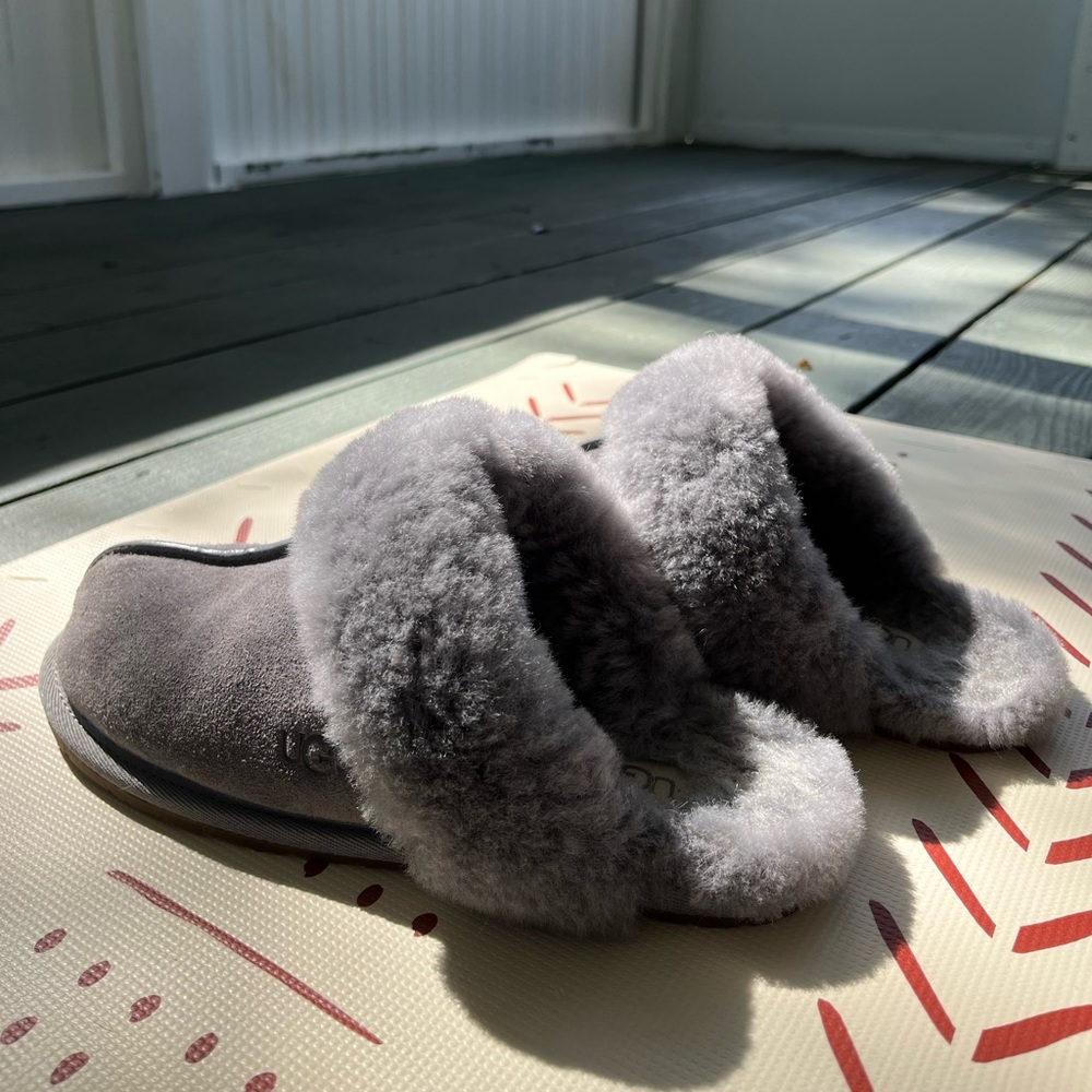 UGG slippers LIKE NEW